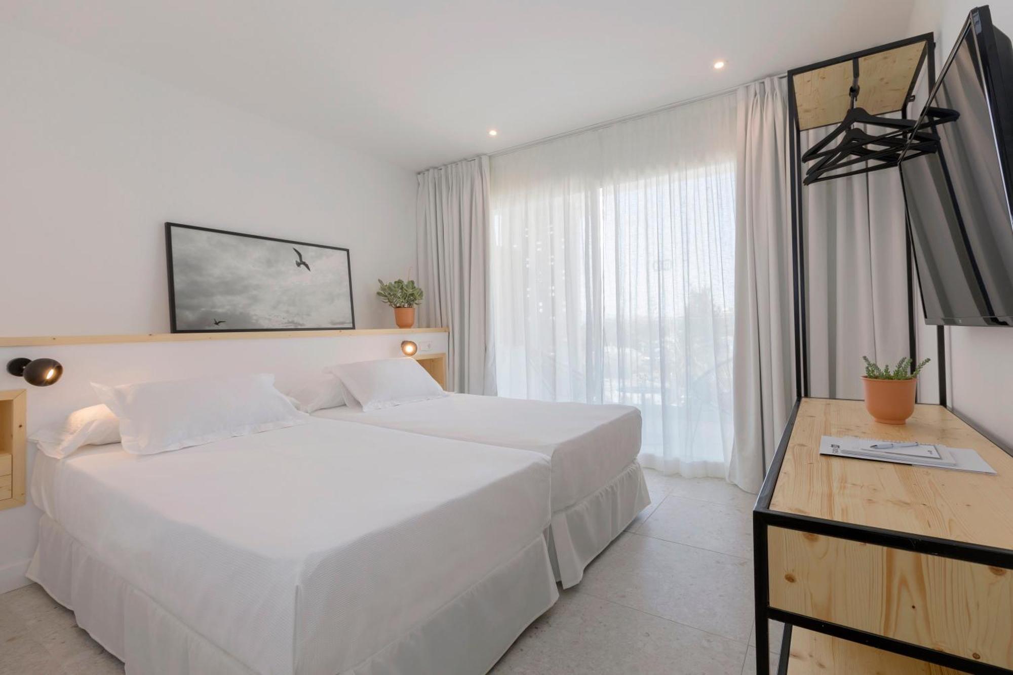 One-Bedroom Apartment with Balcony,943664917:JPEG